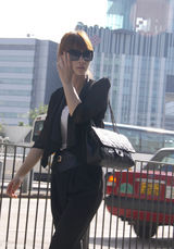 组图：柳岩黑超白T演绎别样简洁性感