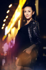 组图：戴娇倩最新光影写真展动人魅力