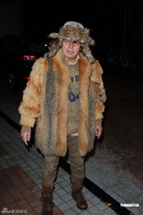 组图：钟镇涛生日携女亮相派对 谭咏麟叶童现身