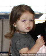 组图：维多利亚携子女现身 七公主险被镜头吓哭