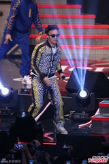 组图：陈奕迅压轴演唱 与女歌手热情拥抱