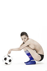 幻灯:王冕大尺度写真助阵世界杯 以手遮胸诱惑无限