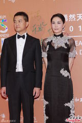 群星闪耀嫣然基金晚宴 王菲旗袍装与李亚鹏恩爱