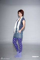 幻灯图：郭静短发清爽干练 宣传照与爱犬一同入镜 