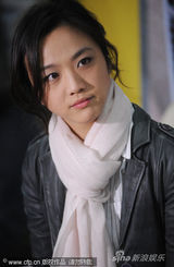 幻灯图集：汤唯纯情掩耳娇笑 灰色外套配白围巾