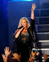 组图：黛米-洛瓦托洛杉矶开唱 挺胸豪唱勾魂四射