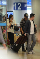 组图：陈思成佟丽娅甜蜜回京 分头拍剧抓紧相聚