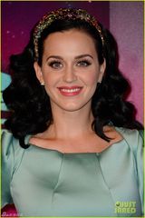 组图：女星扯裙露胸抢镜 水果姐绿裙保守