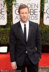 组图：阿伦-艾克哈特现身金球红毯型男范儿十足