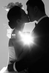 独家：何洁赫子铭再曝婚纱照 并肩骑马甜蜜拥吻
