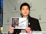 组图：韩演员宋仲基签名会帅气迷人 吸引大批粉丝