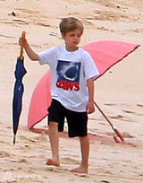 组图：茱莉沙滩黑长裙笑看小女熟睡 皮特陪养女浮潜