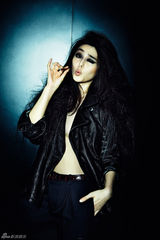 组图：范冰冰杂志封面大片 烟熏半裸妩媚迷情