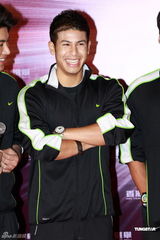 组图：2011香港先生开始报名 司仪吕慧仪亲近男色