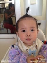 组图：齐秦小24岁娇妻曝光 2岁女儿粉嫩可爱