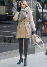 组图：弗莱利现身《绯闻女孩》片场煲电话粥