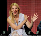 组图：《国土安全》记者会克莱尔-丹尼斯深V裙