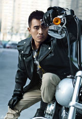 组图：奶爸陈龙时尚写真变身机车熟男