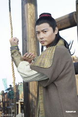 组图：张晋片场思念爱妻蔡少芬