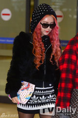 组图：T-ara结束中国公演回国 抱特产零食开心