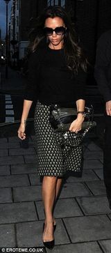 组图：维多利亚伦敦逛街扫货 戴墨镜遮黑眼圈