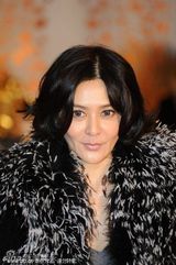 组图：关之琳捞金大秀钻戒 李湘减肥失败显臃肿