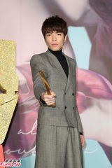 组图：萧敬腾个唱预告有惊喜 嘴含菊花写真抢先曝光