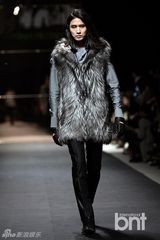 组图：韩星金宇彬郑京浩等献华丽T台秀