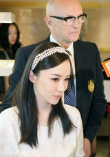 组图：霍思燕出席剪彩活动 剔透灵秀气质出众