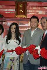 组图：徐若瑄为弟弟站台 白衣长裙文静优雅