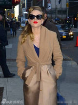 组图：斯嘉丽复古装现身街头宣传新片 红唇性感