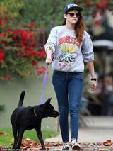 组图：暮光女休闲装外出遛狗 笑容爽朗心情好