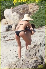 组图：米兰达可儿一家海边度假 布鲁姆身材健硕