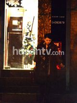 组图：李湘素面朝天做美甲