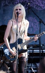 幻灯图集：“美腿女王”泰勒-摩森性感吊带裙献唱