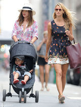 组图：米兰达-可儿携子出街 花花衬衫性感露bra