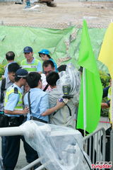 组图：赵薇庆祝香港回归 手举红旗头戴运动帽