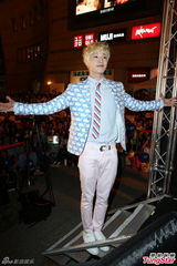 组图：Henry出专辑会粉丝 陪“老婆”过情人节