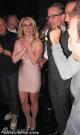 组图：布兰妮为男友庆生 紧身裙性感爆乳大秀婚戒