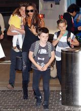 组图：贝嫂返家显疲惫 大儿子替母照顾小七