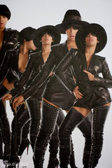 组图：碧昂斯巡演造型设计 女王气场烈焰红唇