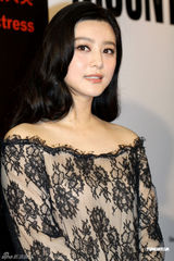 组图：范冰冰庆功宴洒热泪 现场大方派送拥抱