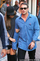 组图：Lady Gaga变身邻家女 紧搂男友