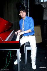 组图：光良为台湾小型演唱会彩排苦练琴艺