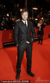 幻灯图集：《捉刀手》首映 准妈妈助阵布鲁斯南