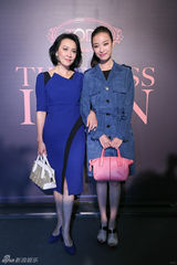 组图：倪妮宝蓝风衣简洁优雅 与刘嘉玲亮相影展