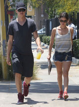 组图：瑞切尔-贝尔森和男友海登逛街购物