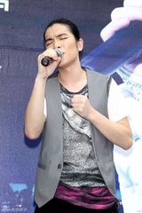 幻灯图：萧敬腾帅气现身 庆祝演唱会高销售成绩