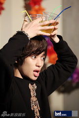 组图：TeenTop拍摄广告写真 精致亮相摄影棚