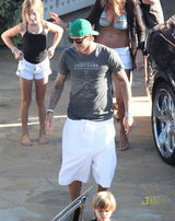 组图：贝克汉姆度假秀纹身 好好妈妈辣妹秀半球 